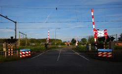 800396 Gezicht op de spoorwegovergang aan de Voordorpsedijk te Utrecht in de verbindingsboog Blauwkapel West, vanaf de ...